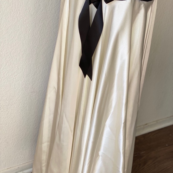 SOLDBeautiful Ivory satin  prom  dress size 11/12 prom - Picture 4 of 8